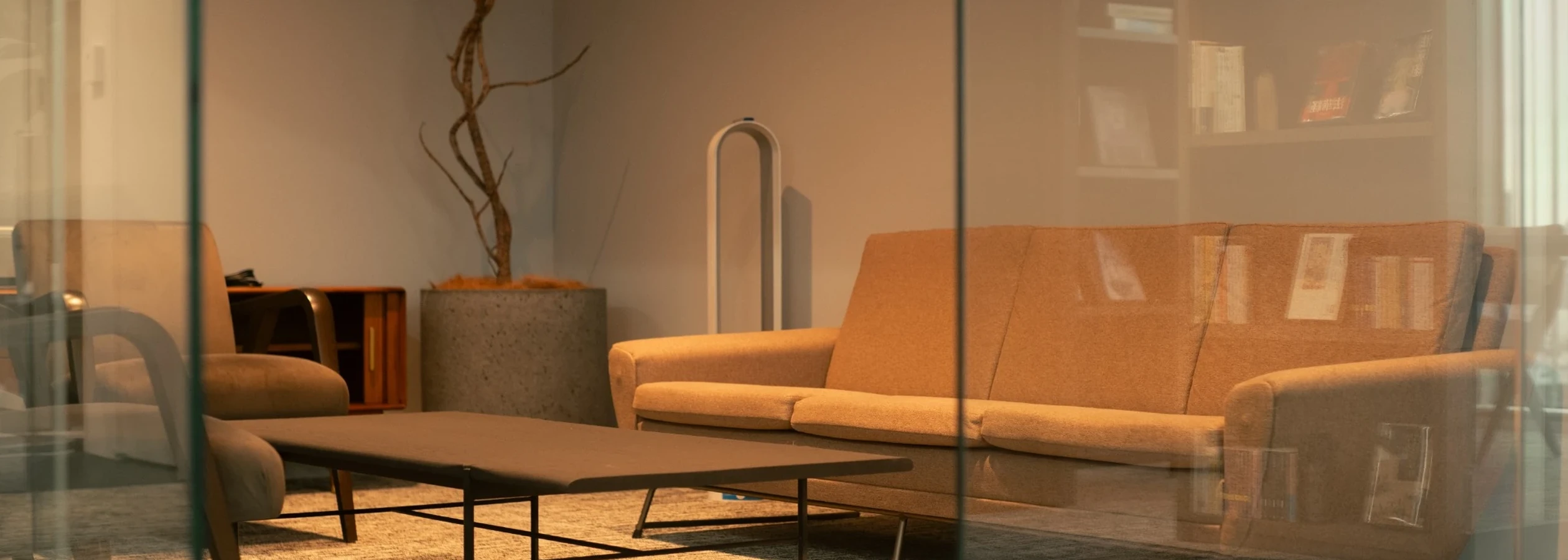 オフィスで働く人々