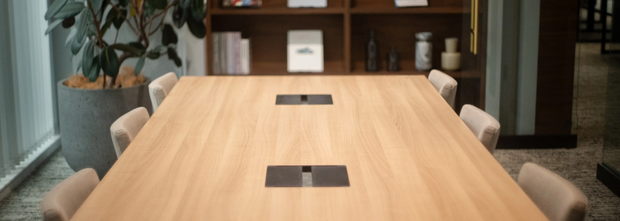 オフィスで働く人々